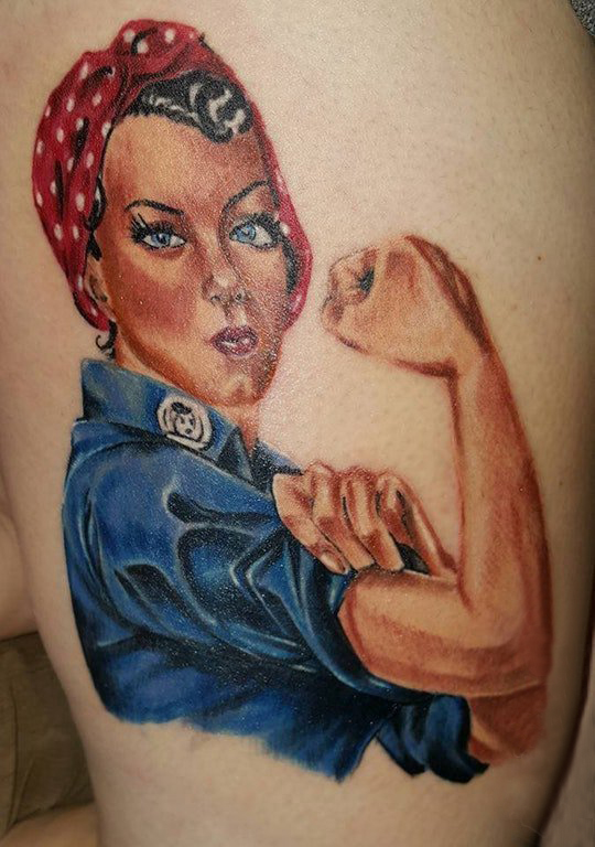人物肖像纹身 女生大腿上彩色的人物肖像纹身图片