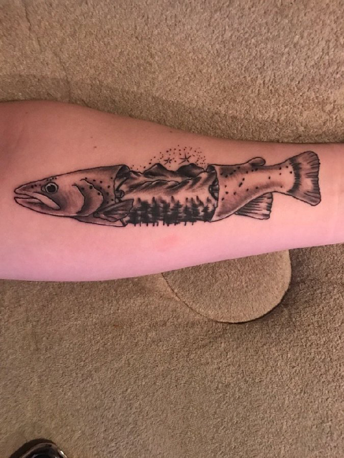 手臂纹身素材 男生手臂上黑色的鱼纹身图片