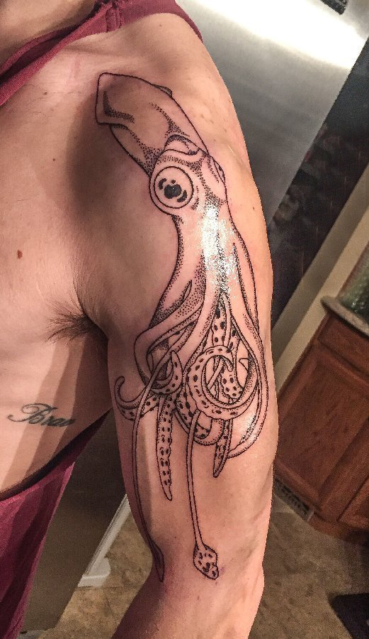 百乐动物纹身 男生手臂上黑色的鱿鱼纹身图片