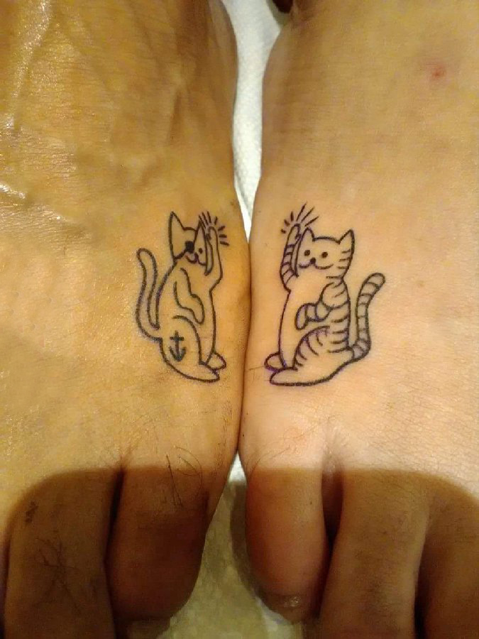 百乐动物纹身 情侣脚背上黑色的猫咪纹身图片