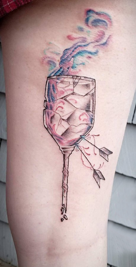 大腿纹身图女 女生大腿上彩色的酒杯纹身图片