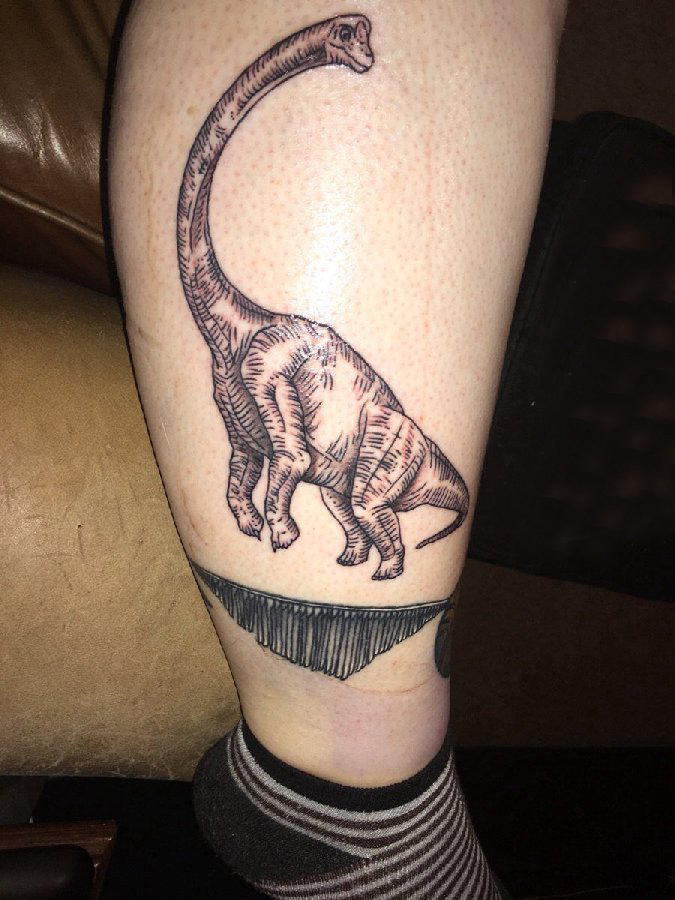 德国恐龙纹身 男生小腿上黑色的恐龙纹身图片
