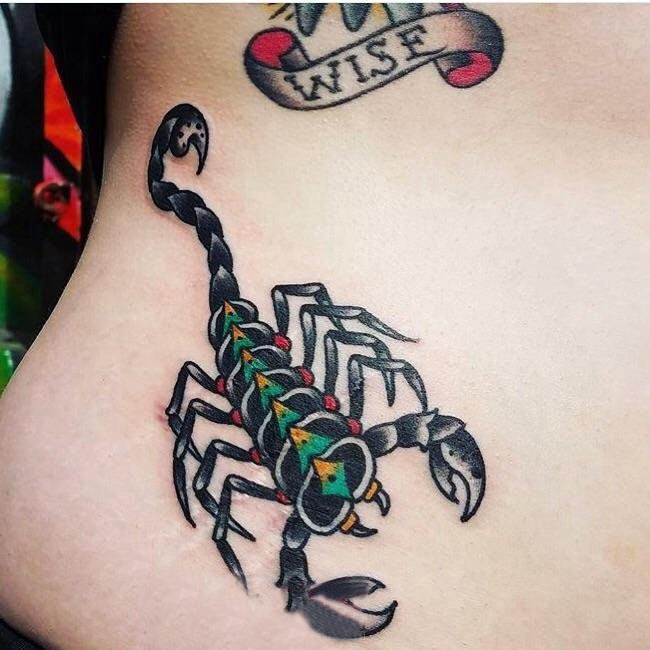 腹部纹身 女生腹部彩色的蝎子纹身图片