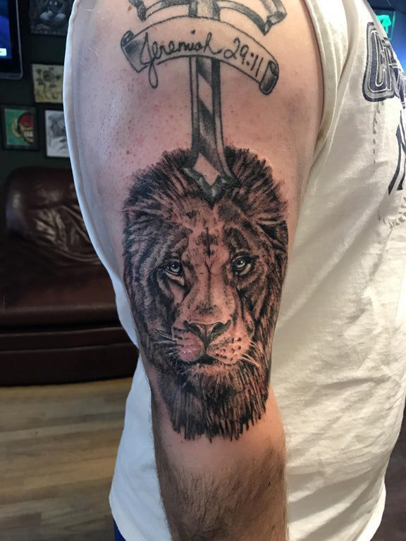 黑色纹身 男生大臂上黑色的狮子纹身图片