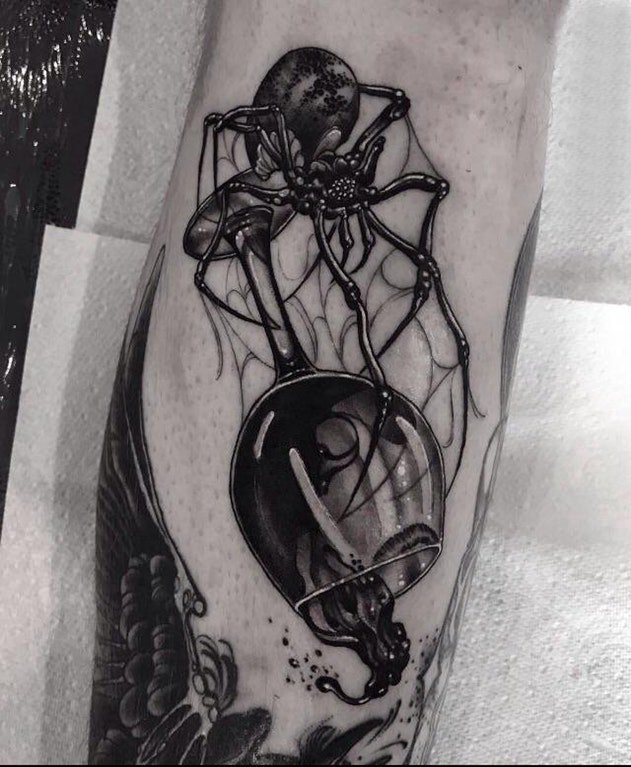 黑色纹身 男生手臂上蜘蛛和酒杯纹身图片