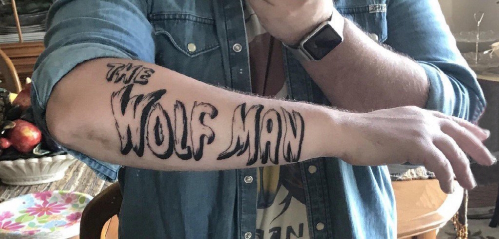 花体英文纹身 男生手臂上黑灰纹身花体英文纹身图片