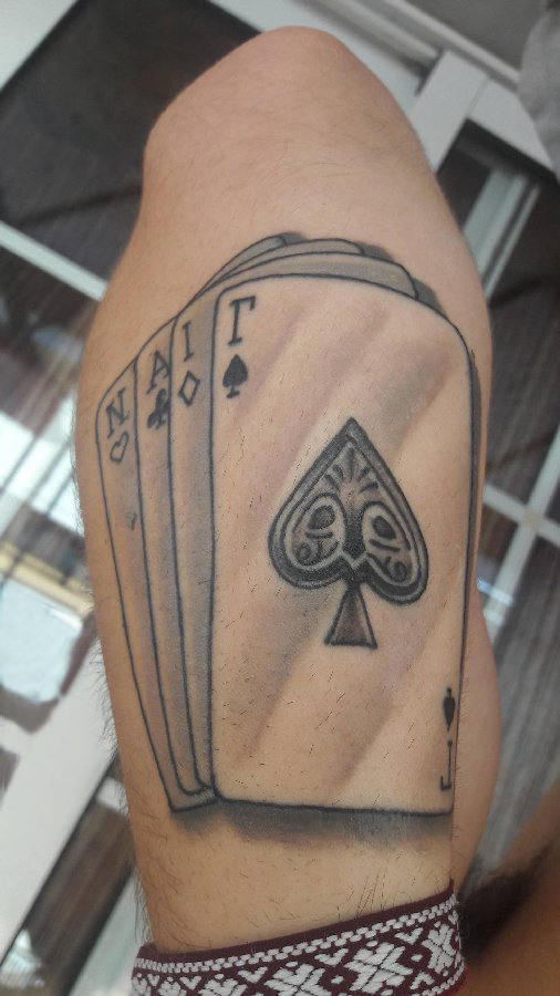 欧美扑克牌纹身 男生小腿上黑色的扑克牌纹身图片