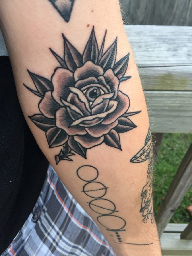 手臂纹身素材 男生手臂上黑色的玫瑰纹身图片