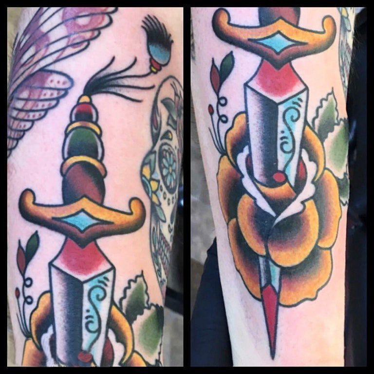 手臂纹身素材 男生手臂上花朵和匕首纹身图片