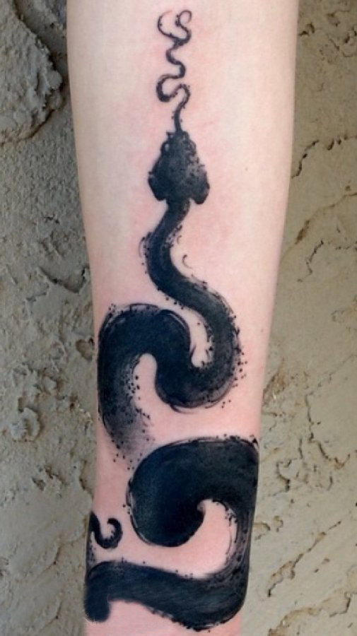 手臂纹身素材 男生手臂上水墨蛇纹身图片