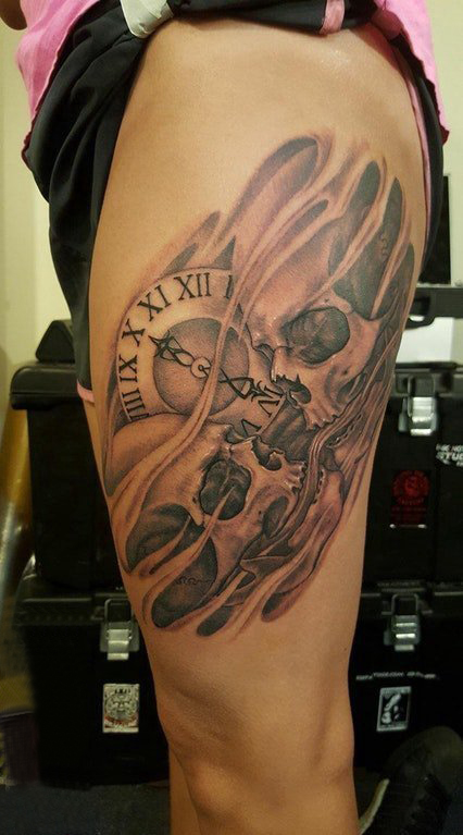 骷髅纹身 女生大腿上骷髅纹身钟表图片