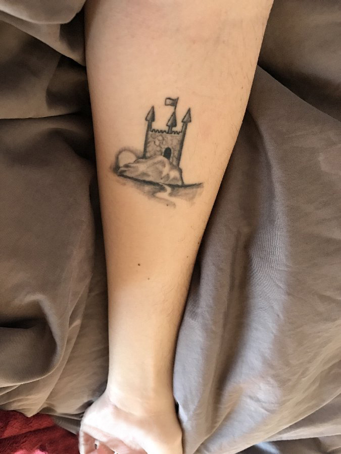 手臂纹身素材 女生手臂上黑色的建筑物纹身图片