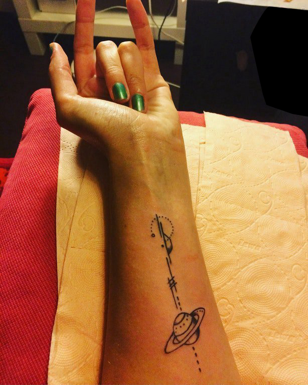 手臂纹身素材 女生手臂上黑色的星球纹身图片