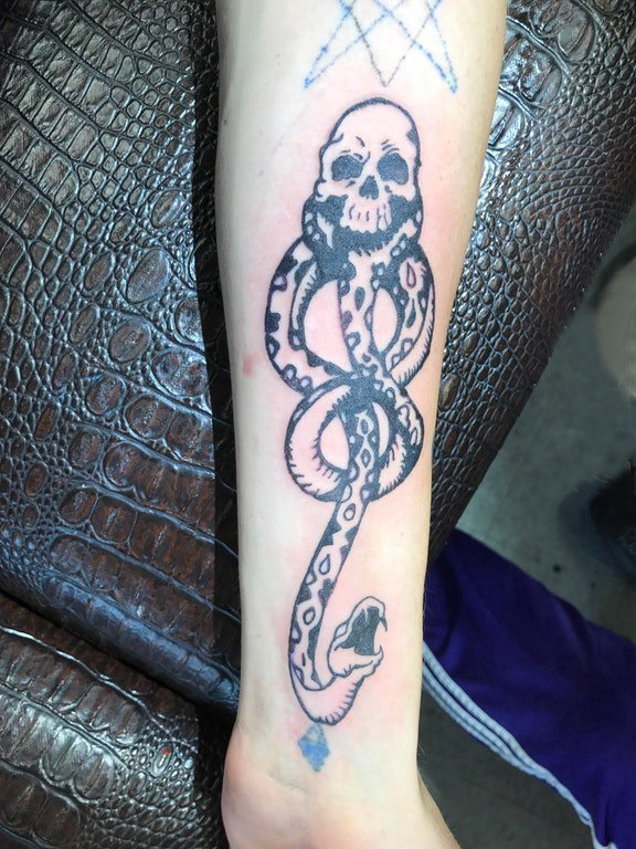 手臂纹身素材 女生手臂上骷髅和蛇纹身图片