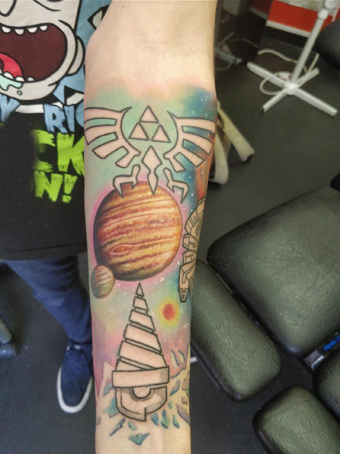 手臂纹身图片 女生手臂上彩色的星球纹身图片