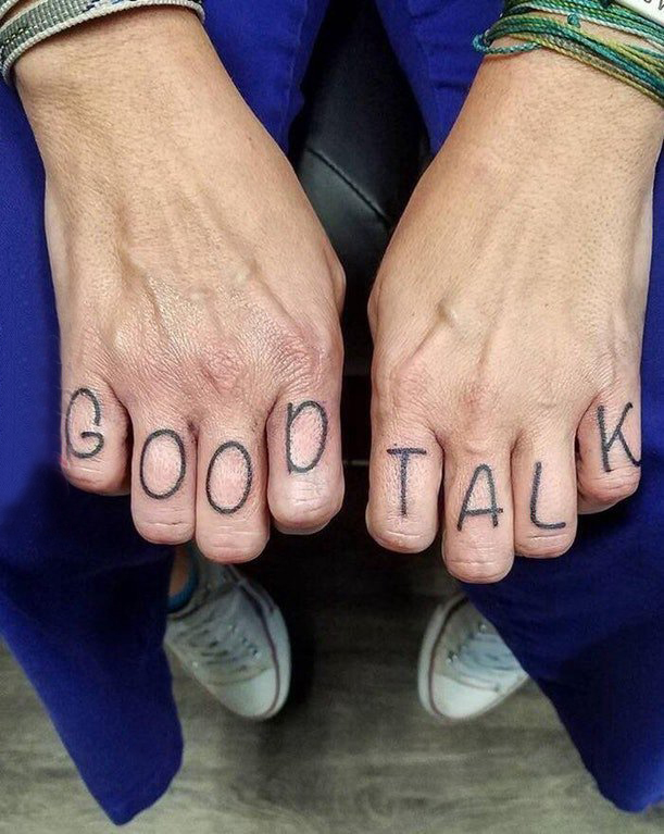 手指字母纹身 男生手指上黑色的字母纹身图片