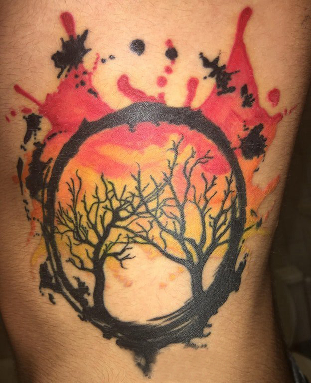 树纹身 男生大腿上彩色的大树纹身图片