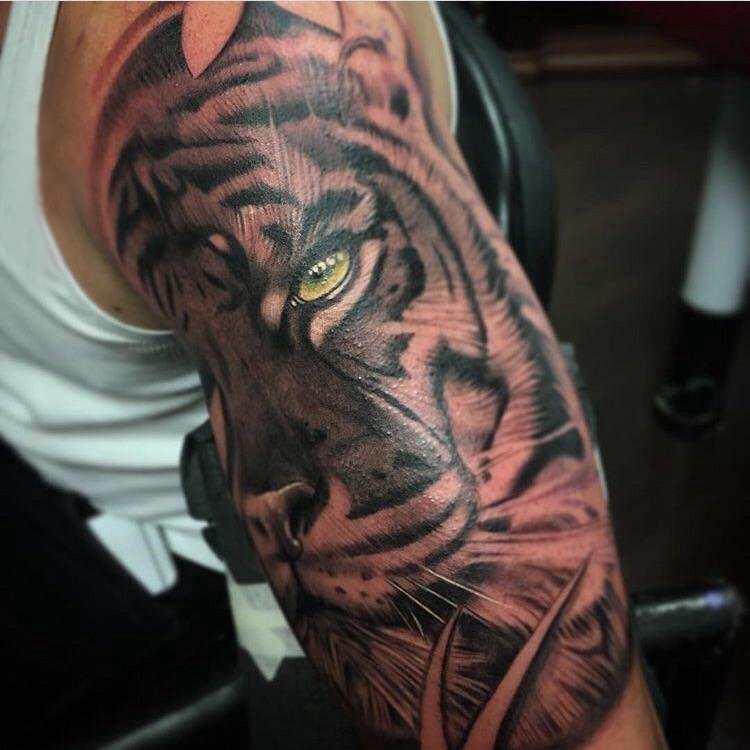 双大臂纹身 男生大臂上霸气的老虎纹身图片