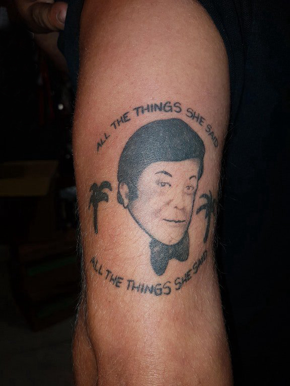 双大臂纹身 男生大臂上黑色的人物肖像纹身图片