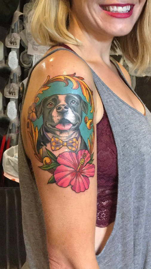 双大臂纹身 女生大臂上彩色花朵和小狗纹身图片
