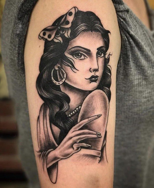 双大臂纹身 女生大臂上黑色的人物肖像纹身图片