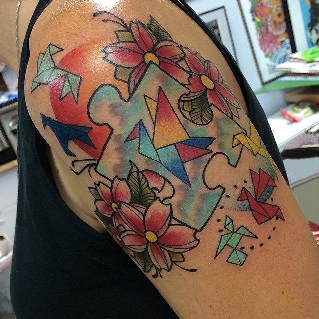 双大臂纹身 女生大臂上花朵和拼图纹身图片