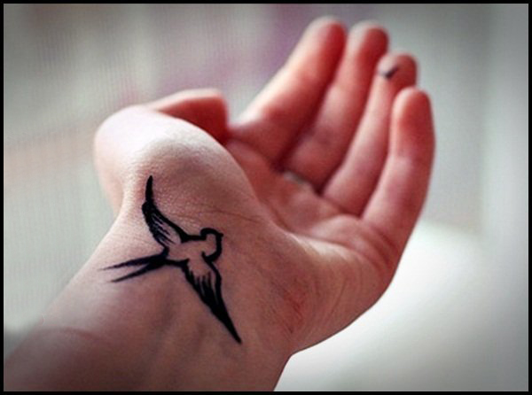 百乐动物纹身 女生手腕上黑色的鸟纹身图片