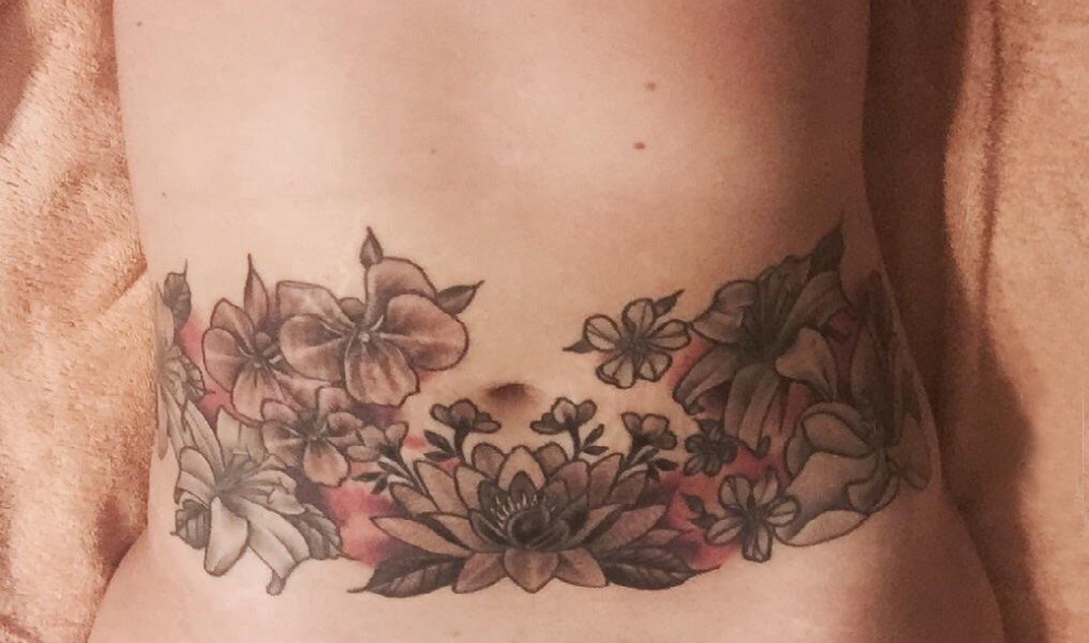腹部纹身 女生腹部黑灰的花朵纹身图片