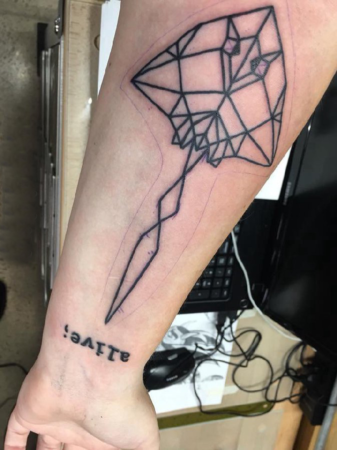 几何动物纹身 男生手臂上黑色的几何动物纹身图片