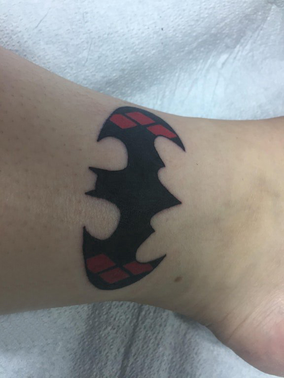 脚踝骨纹身 男生脚踝上彩色的蝙蝠侠标志纹身图片