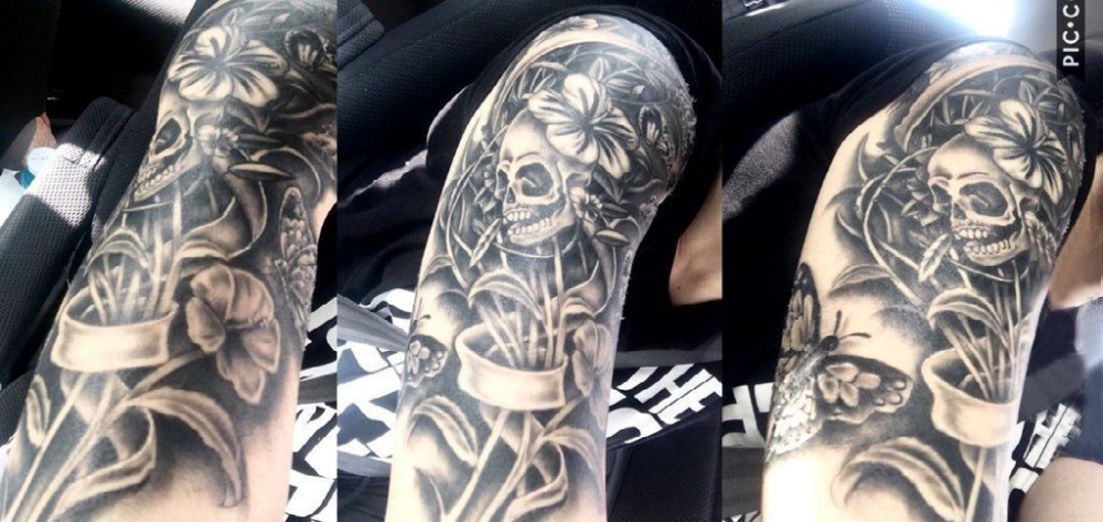 骷髅花朵纹身图案 男生手臂上黑色纹身骷髅花朵纹身图案