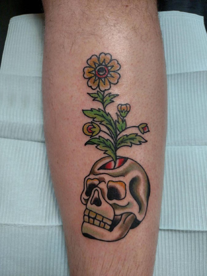 骷髅小腿纹身 男生小腿上骷髅和花朵纹身图片