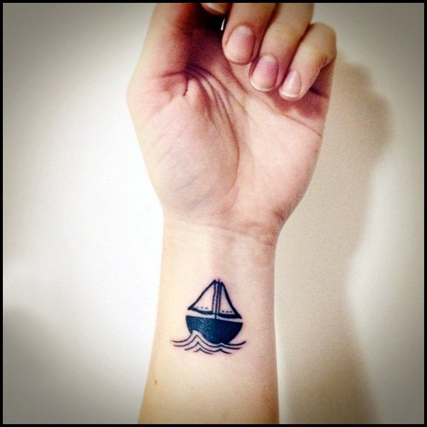 女生纹身手腕 女生手腕上黑色的帆船纹身图片