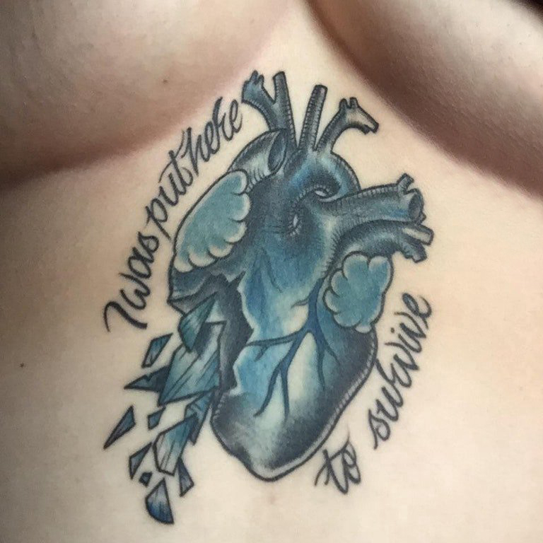 女生胸部纹身 女生胸部破碎的心脏纹身图片
