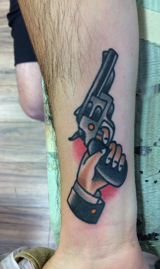 手臂纹身素材 男生手臂上枪和手纹身图片