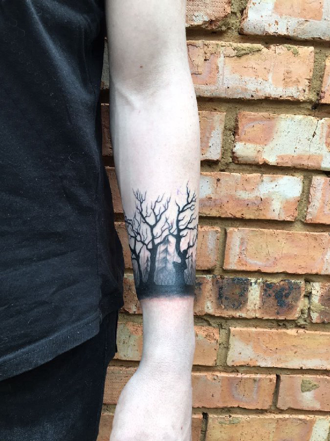 树纹身 男生手臂上树纹身黑灰图片
