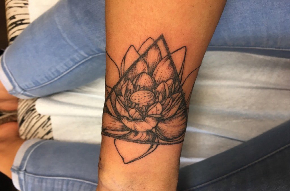 睡莲花纹身 女生手臂上黑色三角形和莲花纹身图片