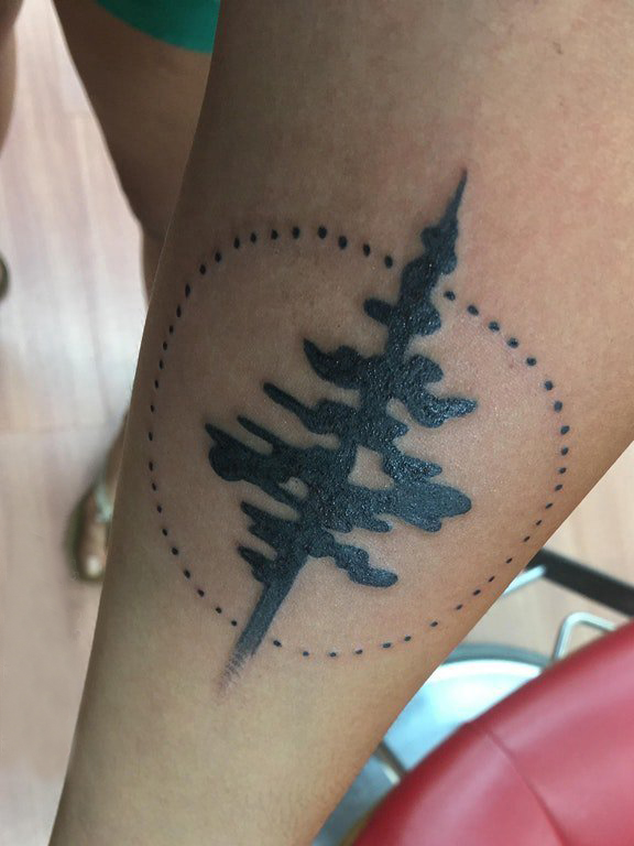松树纹身 女生手臂上松树纹身图片