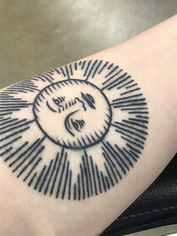太阳鸟纹身 男生手臂上黑色的太阳纹身图片