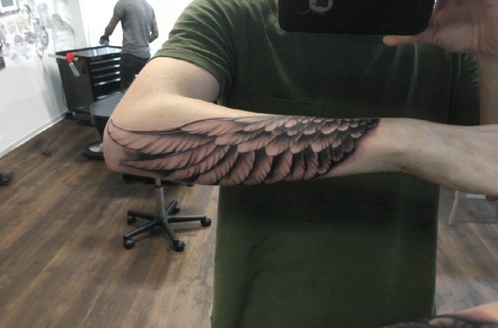 天使翅膀纹身素材 男生手臂上黑色的翅膀纹身图片