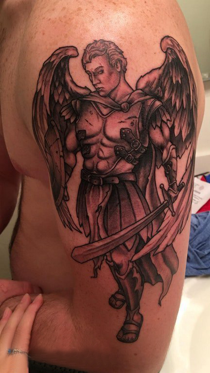 天使翅膀纹身素材 男生手臂上天使翅膀纹身素材图片