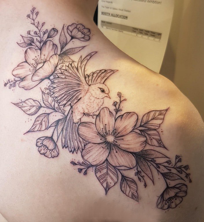 文艺花朵纹身 女生背部文艺花朵纹身图片