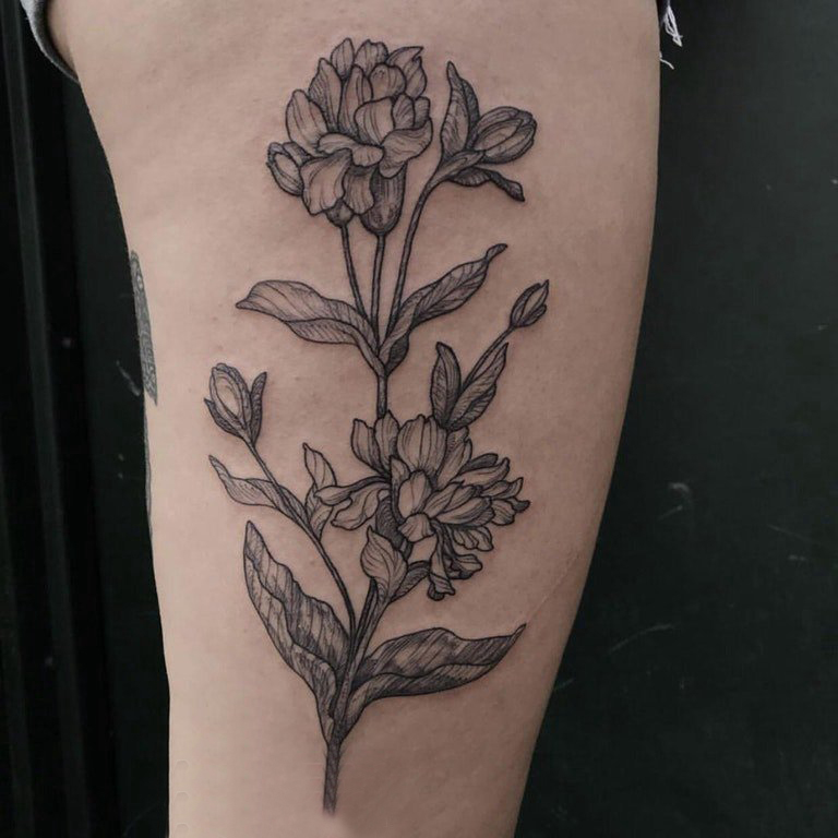 文艺花朵纹身 女生手臂上黑色纹身花朵图案