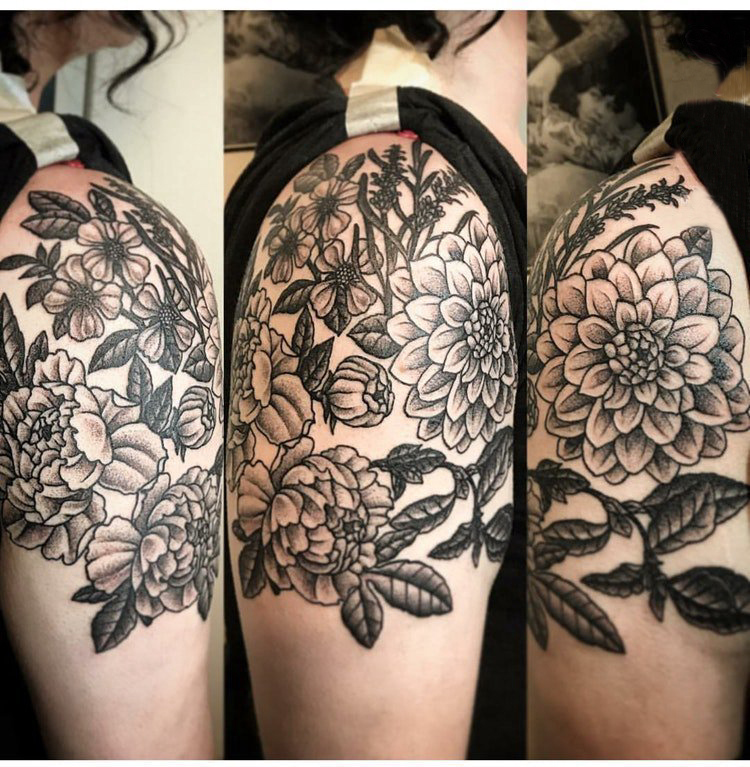 文艺花朵纹身 女生手臂上黑色纹身花朵图片