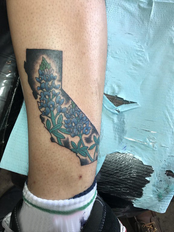 文艺花朵纹身 男生小腿上花朵纹身彩绘图片