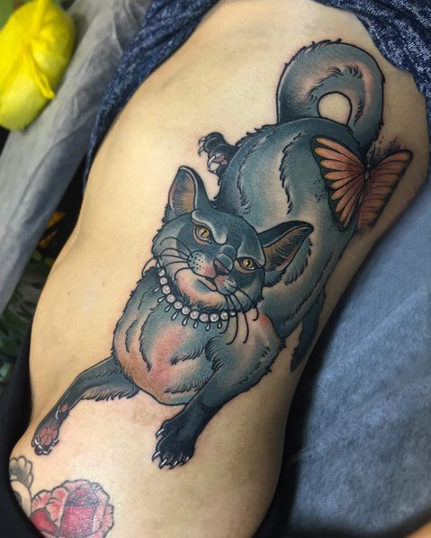 纹身侧腰男 男生侧腰上彩色的猫咪纹身图片