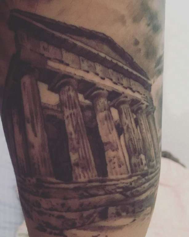 纹身大腿男 男生大腿上黑色的建筑物纹身图片