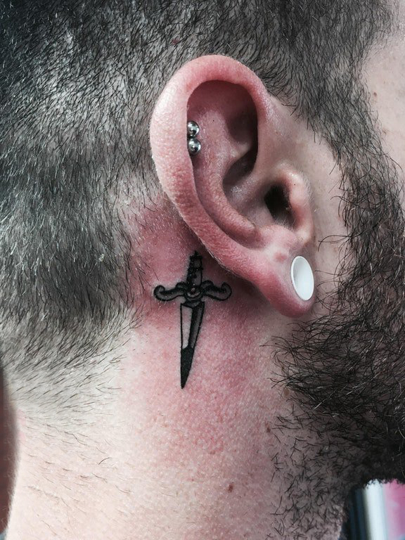 纹身耳后男 男生耳后黑色的匕首纹身图片