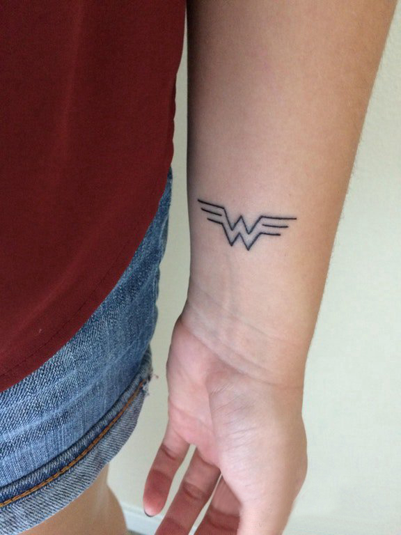 纹身符号 男生手臂上黑色的神奇女侠符号纹身图片