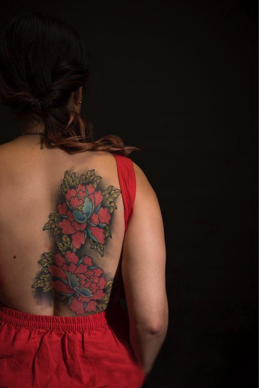 纹身后背女 女生后背上彩色的花朵纹身图片